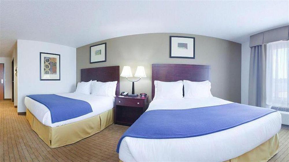 Holiday Inn Express Hotel & Suites Antigo By Ihg Exterior foto