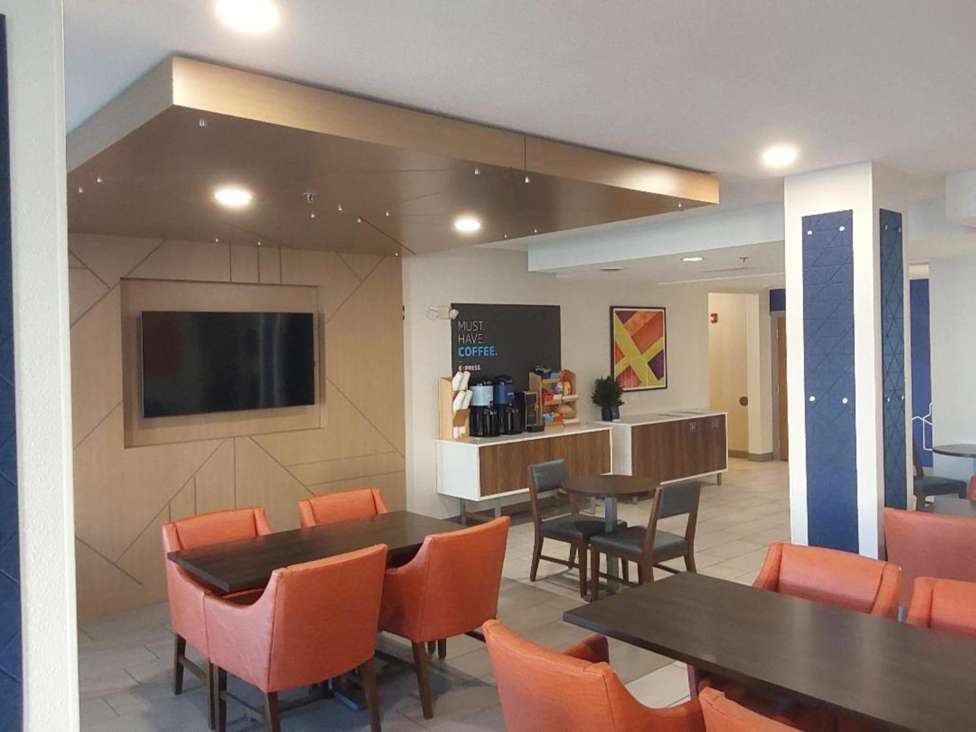 Holiday Inn Express Hotel & Suites Antigo By Ihg Exterior foto
