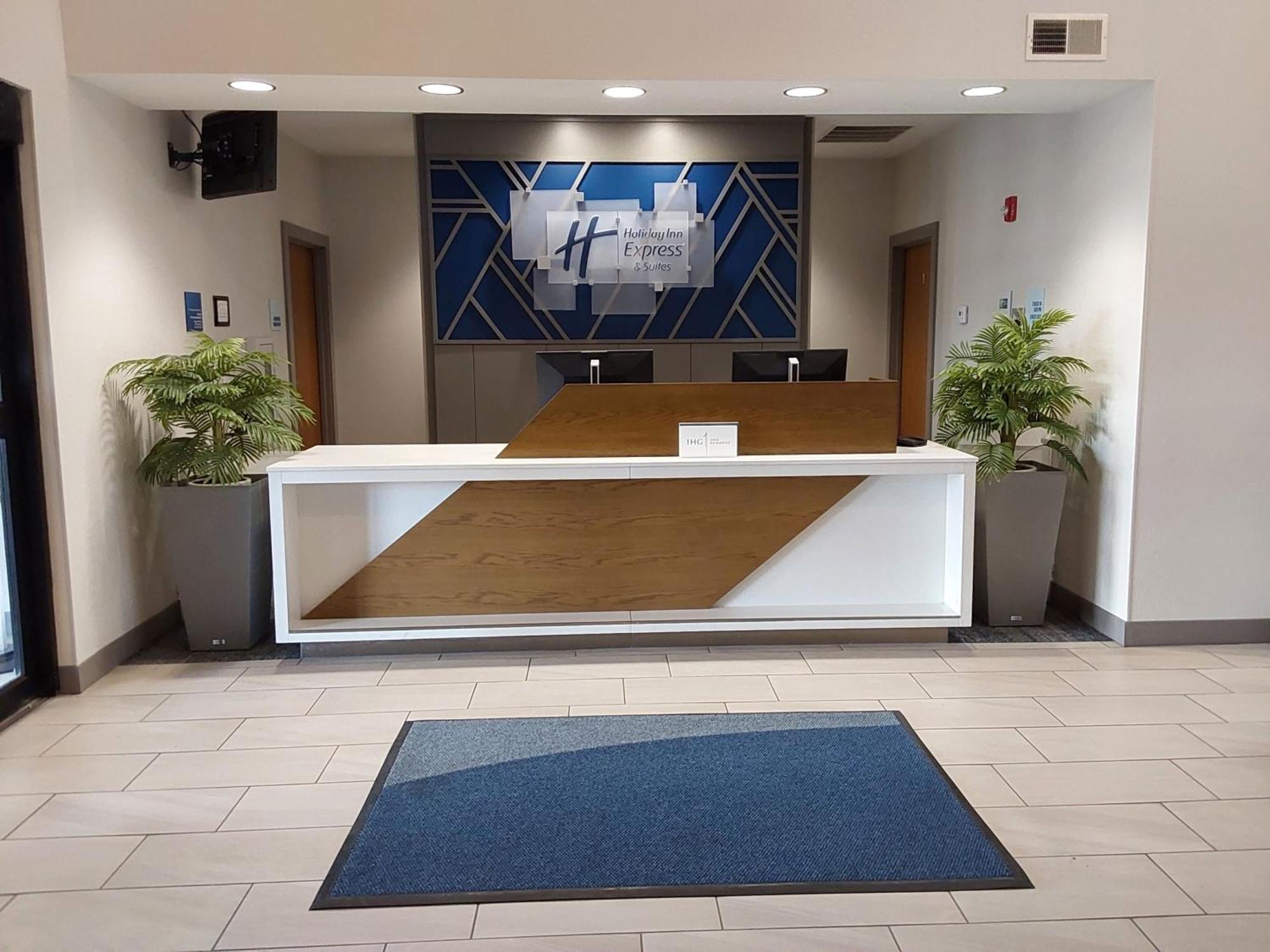 Holiday Inn Express Hotel & Suites Antigo By Ihg Exterior foto
