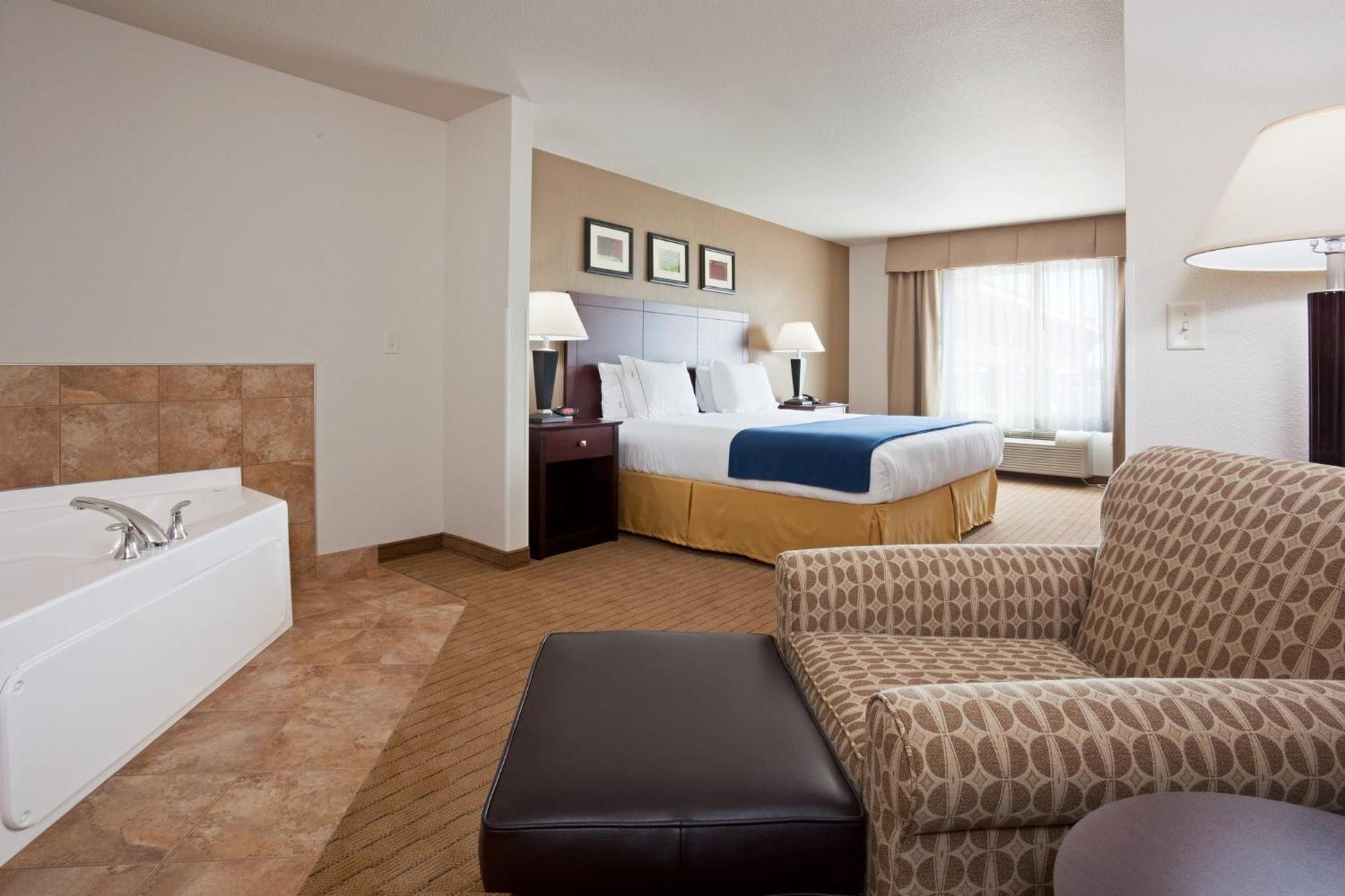 Holiday Inn Express Hotel & Suites Antigo By Ihg Exterior foto
