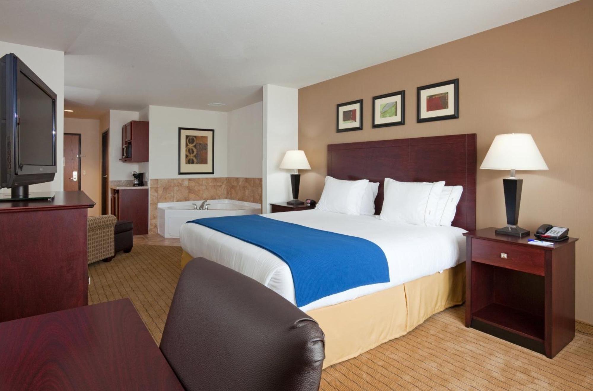 Holiday Inn Express Hotel & Suites Antigo By Ihg Exterior foto