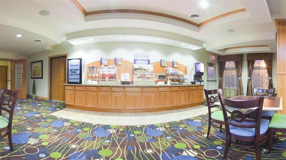 Holiday Inn Express Hotel & Suites Antigo By Ihg Exterior foto